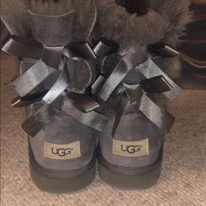 UGG Bailey Bow - Dark Gray, size 7